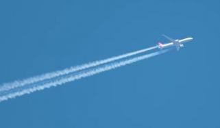 ہوائی جہاز اپنے پیچھے یہ سفید لکیریں کیوں چھوڑ جاتے ہیں؟