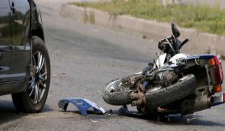 کراچی: گاڑی کی ٹکر سے موٹرسائیکل پر سوار خاتون پل سے گر کر جاں بحق