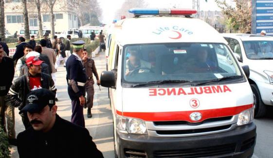 ایبٹ آباد: مسافر وین کھائی میں جا گری، باپ بیٹا سمیت 5 افراد جاں بحق