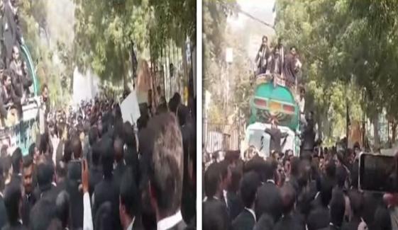 سندھ ہائیکورٹ کے باہر وکلاء اور پولیس اہلکار کے درمیان ہاتھا پائی