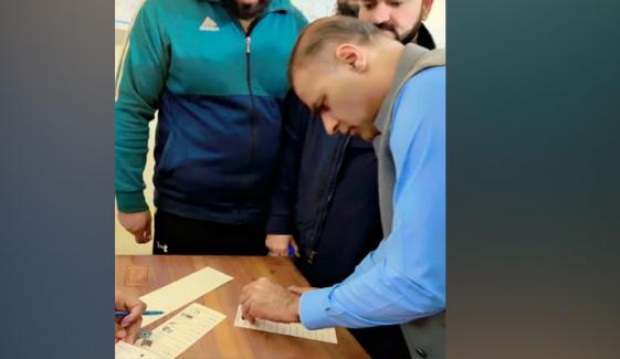 عابد شیر علی کی سرِ عام بیلٹ پیپر پر مہر لگانے کی ویڈیو وائرل