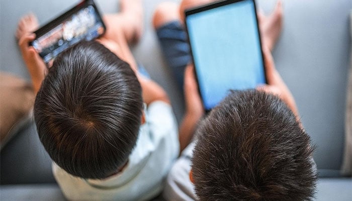 کتنا اسکرین ٹائم بچوں کیلئے مفید؟ نئی تحقیق نے بتادیا