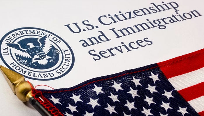 ٹرمپ انتظامیہ نے بائیڈن دور کے پناہ گزینوں کے گرین کارڈ پر کام روک دیا