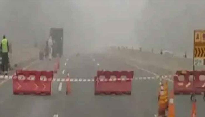 دھند کے باعث ایم ون پشاور ٹول پلازہ سے رشکئی تک بند