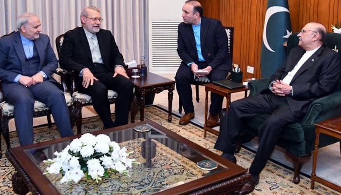 صدرِ مملکت آصف علی زرداری سے ایوانِ صدر اسلام آباد میں ایران کی سپریم نیشنل سیکیورٹی کونسل کے سیکریٹری علی لاریجانی نے ملاقات کی ہے—تصویر؍ پی آئی ڈی