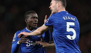 پریمیئر لیگ: مانچسٹر یونائٹیڈ کے کھلاڑی نے اپنی ہی ٹیم کے کھلاڑی کو تھپڑ جڑ دیا، ریڈ کارڈ مل گیا