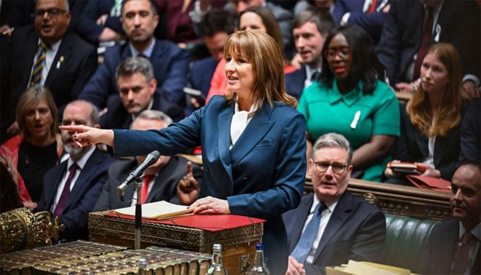 برطانوی وزیر خزانہ ریچل ریوز پارلیمنٹ میں  بجٹ پیش کر رہی ہیں(تصویر سوشل میڈیا)۔