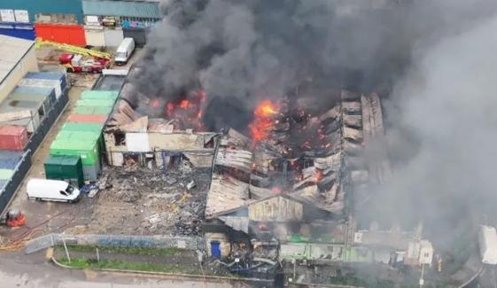 لندن: گودام میں آتشزدگی، فائر فائٹرز کو مشکلات کا سامنا