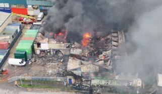 لندن: گودام میں آتشزدگی، فائر فائٹرز کو آگ بجھانے میں مشکلات کا سامنا