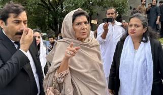 ہم کس سے بات کریں حکومت تو خود کہہ رہی ہے پوچھ کر بتائیں گے: علیمہ خان