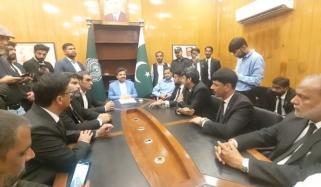 کراچی: وکلاء کے ناصر شاہ سے مذاکرات کامیاب، احتجاج ختم کردیا