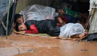 غزہ: شدید بارش میں معصوم بچے گیلی زمین پر سونے پر مجبور 