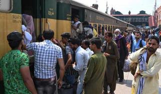 بغیر ٹکٹ سفر کرنے اور کروانے والا دونوں جیل جائینگے: وزیرِ ریلوے