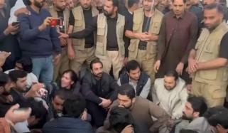 وزیرِ اعلیٰ کے پی سہیل آفریدی نے اڈیالہ روڈ پر دھرنا دیدیا