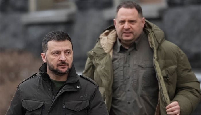 یوکرینی صدر زیلنسکی کی پشت پر انکے چیف آف اسٹاف  آندرے یرماک کھڑے ہیں جنکے گھر اینٹی کرپشن حکام نے جمعہ کو چھاپہ مارا(تصویر سوشل میڈیا)۔