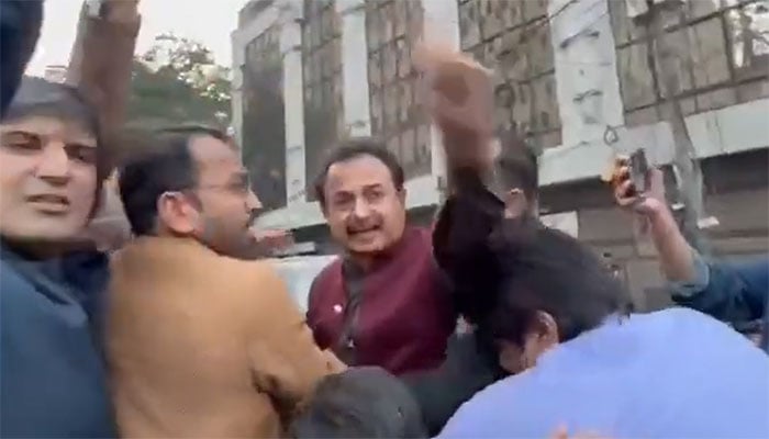 کراچی میں پی ٹی آئی کا احتجاج، حلیم عادل شیخ کو حراست میں لے لیا گیا