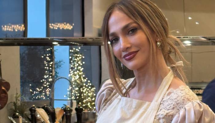 Jennifer Lopez turns chef, roasts giant turkey for lavish Thanksgiving feast