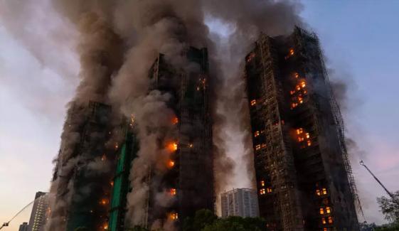 ہانگ کانگ: عمارت میں آگ لگنے کا معاملہ، 8 افراد زیرِ حراست