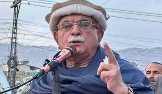 وزیرِاعلیٰ کےپی کو اگر بانیٔ پی ٹی آئی سے ملاقات کرنی ہے تو عوامی طاقت سے ایوان کی کارروائی روک دیں: محمود اچکزئی