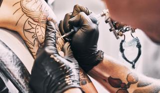 کیا ٹیٹوز جلد کے کینسر کی وجہ بن سکتے ہیں؟ ماہرین صحت نے بتا دیا