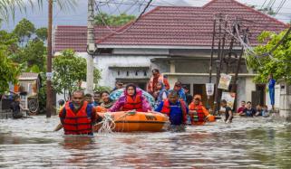 انڈونیشیا میں سیلاب اور لینڈ سلائیڈنگ کی تباہ کاریاں، ہلاکتیں 84 تک پہنچ گئیں