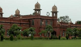 پنجاب: یونیورسٹی طالبہ کو ہراساں کرنے کے الزام میں معطل پروفیسر گرفتار