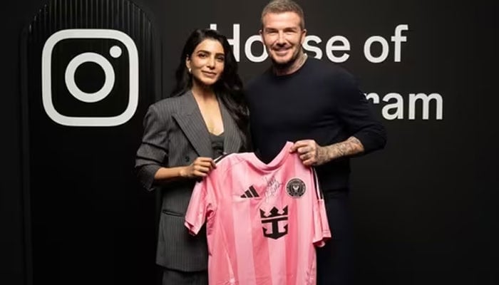 خوبرو بالی ووڈ و تیلگو اداکارہ سمانتھا رتھ پربھو نے سابق برطانوی فٹ بالر ڈیوڈ بیکہم کے ہمراہ—تصویر بشکریہ بھارتی میڈیا