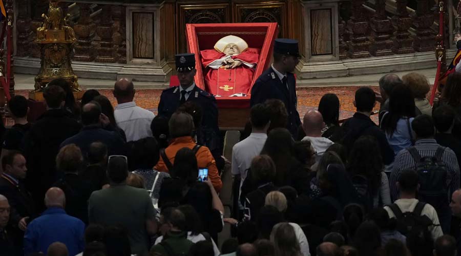 Andrew Medichini, AP