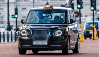 برطانوی حکومت کا سیاسی پناہ گزینوں کے ٹیکسی کے استعمال پر پابندی لگانے کا فیصلہ