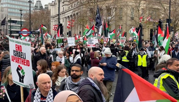 فلسطینیوں پر اسرائیلی جارحیت کے خلاف لندن میں مظاہرہ