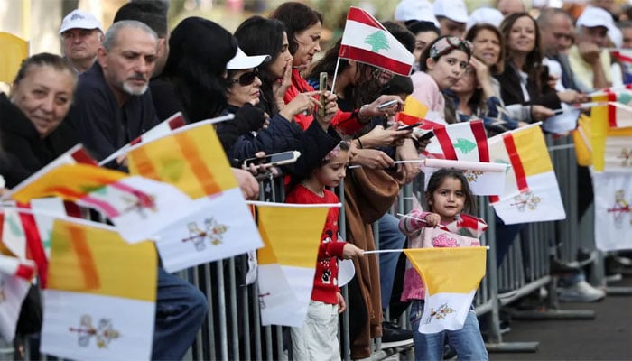 لبنانی شہری ایئرپورٹ پر پوپ کے استقبال کے لیے موجود ہیں(تصویر سوشل میڈیا)۔