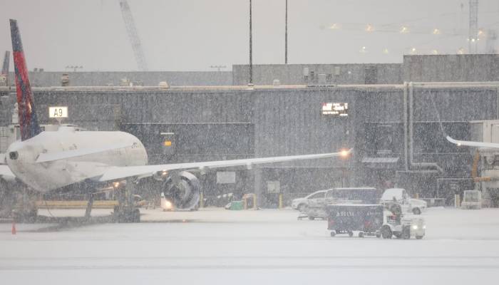 US winter storm causes major flight cancellations across Midwest