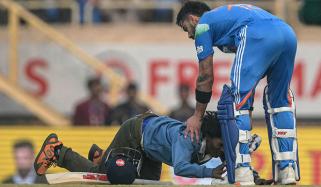 مداح گراؤنڈ میں داخل ہو کر ویرات کوہلی کے قدموں میں گر گیا