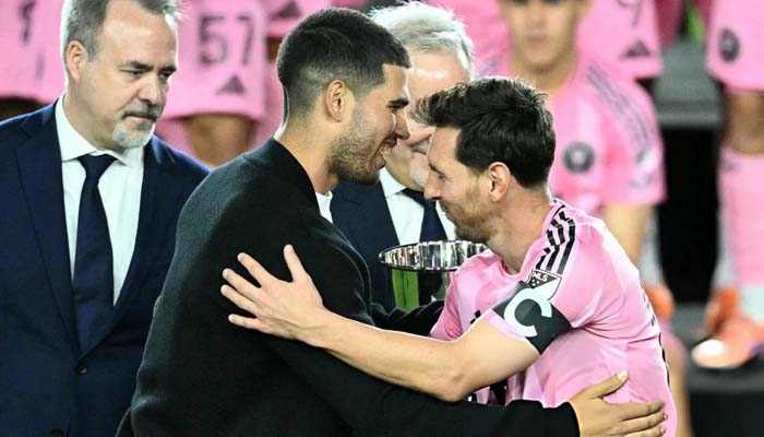 Alcaraz presents MLS Eastern Conference champion trophy to Messi in Miami