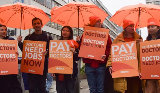 انگلینڈ: کرسمس سے قبل ریذیڈنٹ ڈاکٹرز نے ہڑتال کا اعلان کردیا