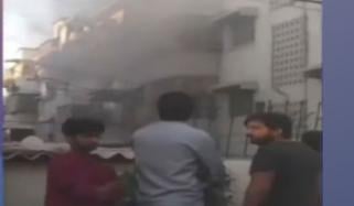 کراچی: فلیٹ میں سلنڈر دھماکے کے بعد آگ لگ گئی،  2 افراد زخمی