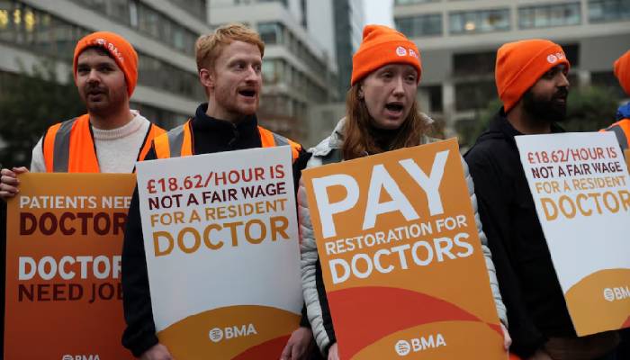 Englands resident doctors plan five-day strike just before Christmas