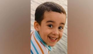 کراچی: گٹر میں گرنیوالے بچے کی لاش نکالنے والے لڑکے کو ایس ایس پی نے ہار پہنایا، گلدستہ دیا