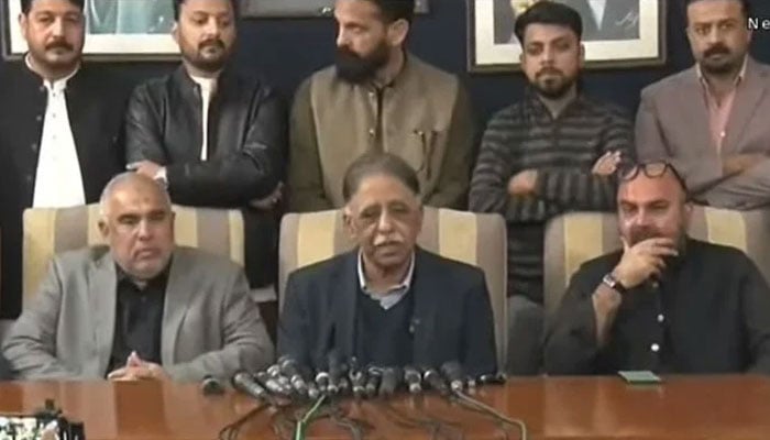 اپوزیشن رہنما پریس کانفرنس کر رہے ہیں - فوٹو: فائل