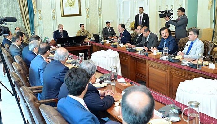 قومی ایئرلائن کی نجکاری میں حصہ لینے والی کمپنیوں کے نمائندوں سے ملاقات میں اعلان کرتے ہوئے وزیراعظم نے کہا کہ قومی ایئرلائن کی نجکاری میں شفافیت اور میرٹ اولین ترجیح ہے۔ فوٹو: پی آئی ڈی