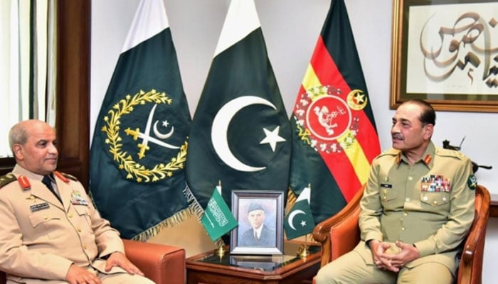 کمانڈر رائل سعودی لینڈ فورسز لیفٹیننٹ جنرل فہد بن سعود الجوہانی نے جی ایچ کیو میں سربراہ پاک فوج فیلڈ مارشل عاصم منیر سے ملاقات کی ہے—