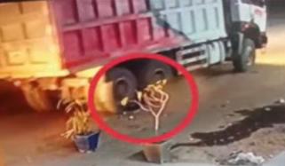 کراچی: نیپا چورنگی پر نجی اسٹور کے باہر گٹر کا ڈھکن ٹوٹنے کی ویڈیو سامنے آگئی