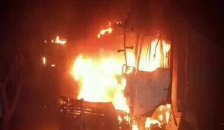 کراچی، مشتعل افراد نے انسداد تجاوزارت کے ٹرک کو آگ لگادی