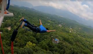 فرانسیسی خطروں کے کھلاڑی نے ایک اور بنجی جمپنگ ریکارڈ بنا دیا