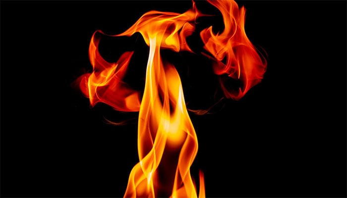 بھارت: نشے کے پیسے نہ ملنے پر بیٹے نے ماں پر پیٹرول چھڑک کر آگ لگا دی