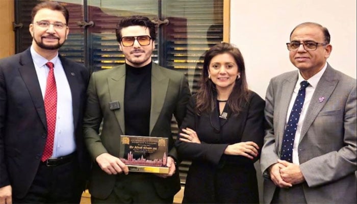برطانوی پارلیمنٹ میں احسن خان کو خصوصی ایوارڈ دیا گیا