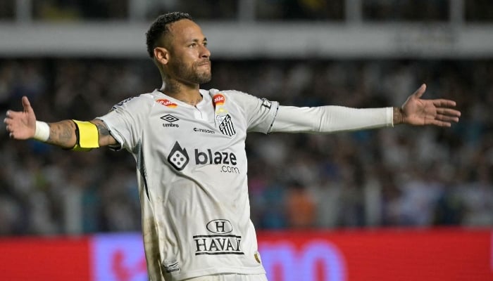 Neymar scores hat trick in 17 minutes despite knee injury