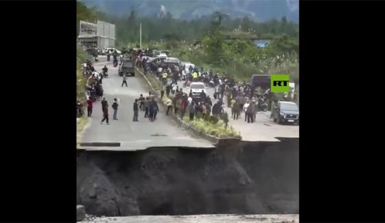 انڈونیشیا میں لینڈ سلائیڈنگ کے بعد سڑک پر بڑا سنک ہول بن گیا، لوگ منظر دیکھنے جمع