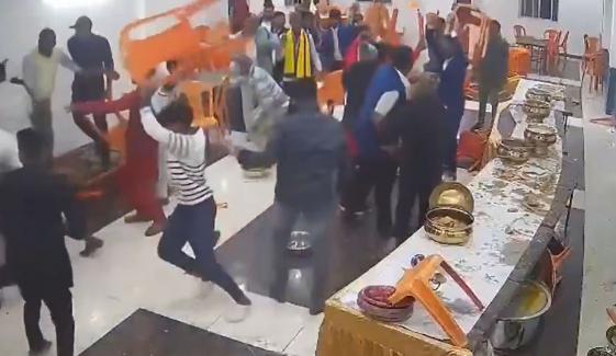 شادی میں رس گلے ختم ہونے پر کرسیاں چل گئیں 