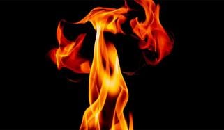 بھارت: نشے کے پیسے نہ ملنے پر بیٹے نے ماں پر پیٹرول چھڑک کر آگ لگا دی 